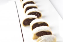 Schokoladen-Strudel mit Rotweinbirnen angerichtet