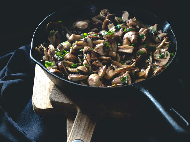 champignons in der pfanne braten und würzen