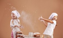 Kinder backen lustig