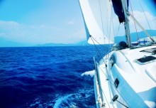 Yacht in Fahrt mit Blick aufs Meer