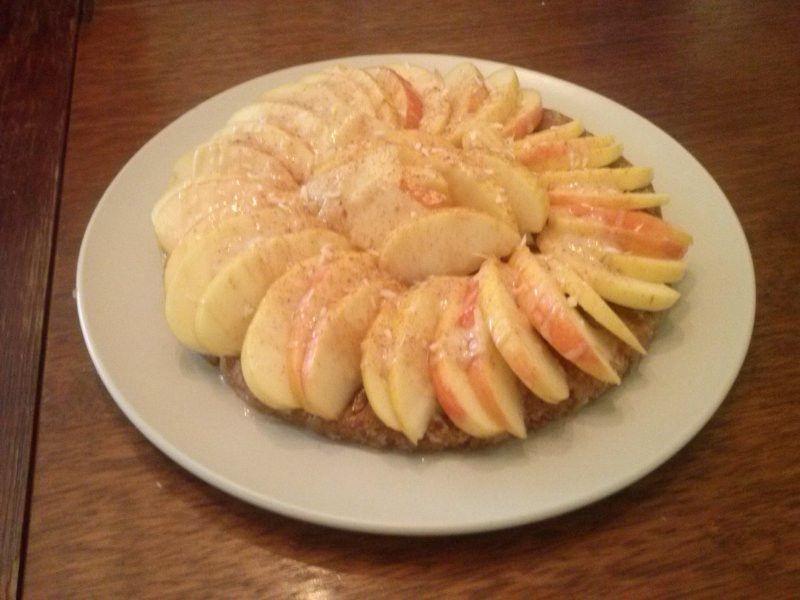 Roher Apfelkuchen auf dem Teller