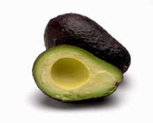 Avocado, aufgeschnitten und entkernt