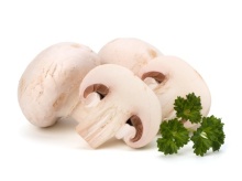 Geschnittene Champignons mit frischer Petersilie