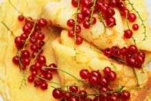Frische Johannisbeeren auf Pfannkuchen