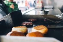 Burgergrill in einem Foodtruck