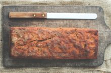 Laib Brot mit Brotmesser