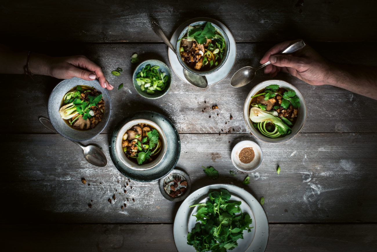 Rezept für eine vegane Zucchini-Pho-Bowl