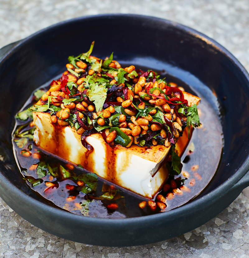 Rezept: Seidentofu mit Pinienkernen & eingelegten Chilischoten